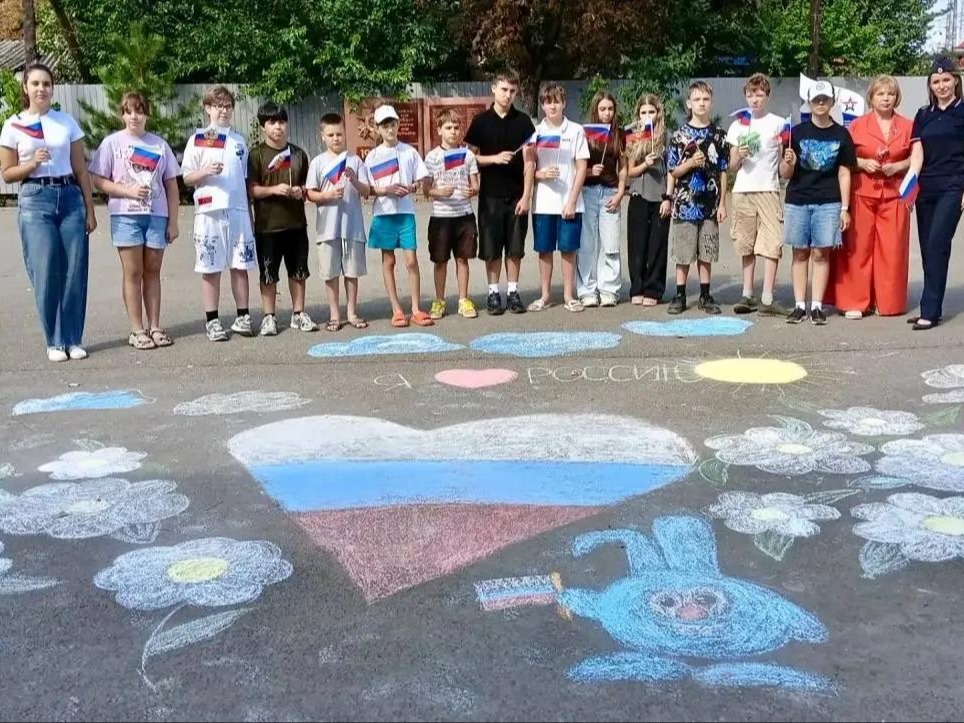 Серый асфальт превратился в яркий холст.